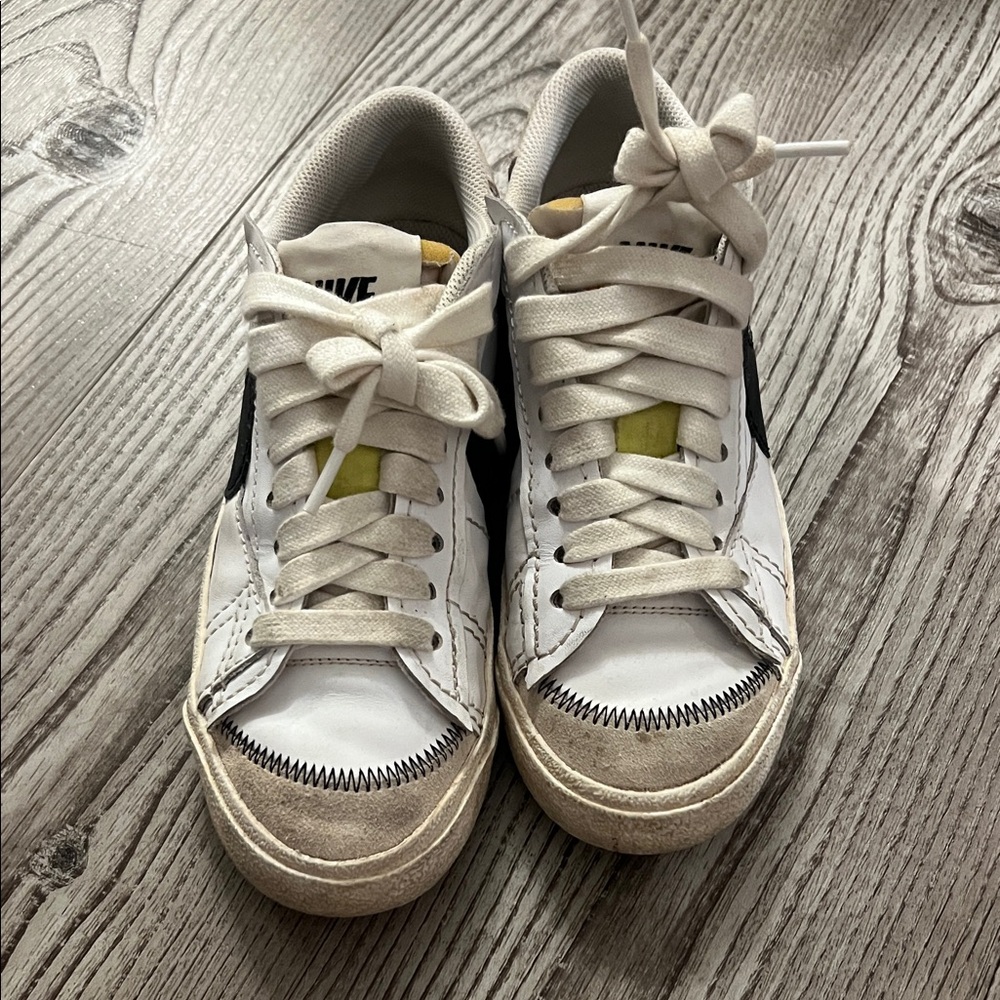 Nike White and Black Low-Top Sneakers